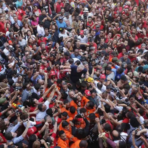 Lula foi carregado pela multidão após discursar. Foto: Paulo Pinto/Fotos Públicas