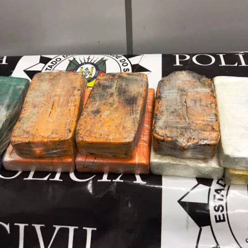 No interior do veículo foram localizados 4,2kg de crack e 6,3kg de cocaína, que estavam sendo transportados para Santa Maria. Foto: Polícia Civil/Divulgação