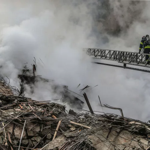 Bombeiros trabalham em rescaldo de incêndio em prédio de 24 andares no Largo do Paissandu em São Paulo. Foto: Paulo Pinto/Fotos Públicas 