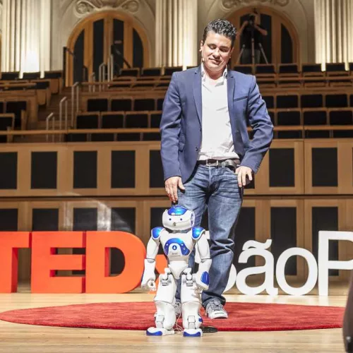 Gil Giardelli e NAO participaram também do TEDx. Foto: Divulgação