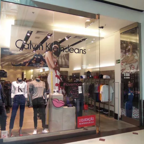  Calvin Klein vai oferecer 20% de desconto em toda a linha CKJ Jeanswear. Foto: Divulgação