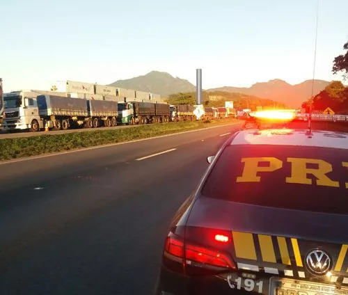 Fila de caminhões bloqueando uma das duas faixas da pista sentido São Paulo da BR-116, em Quatro Barras (PR) (Foto: PRF/Divulgação)