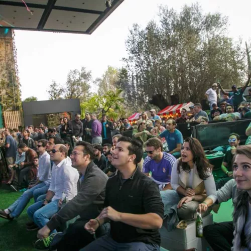 Evento terá a transmissão do jogo no telão seguida de balada com DJs. Foto: Divulgação