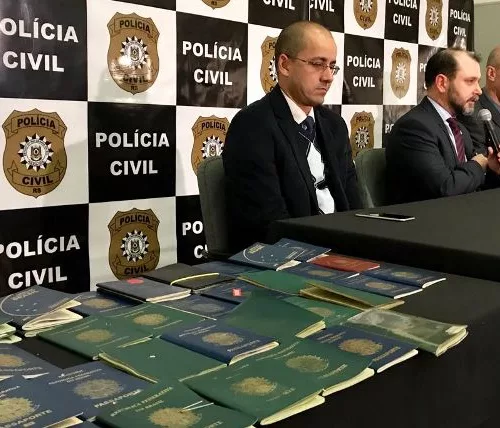 Durante a ação, diversos documentos e 45 passaportes foram apreendidos. Foto: Polícia Civil/Divulgação