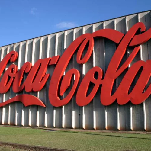 Fábrica da Coca-Cola com o nome escrito no prédio.