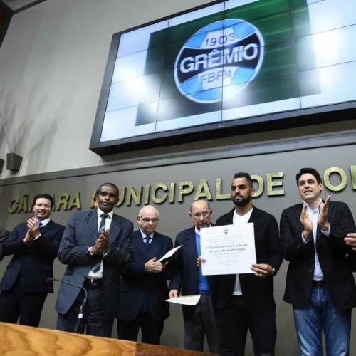 Presidente Romildo Bolzan e jogador Maicon receberam diplomas entregues pelo vereador Tarciso. Foto: Ederson Nunes/CMPA)