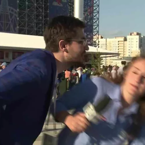 Torcedor tenta beijar repórter Julia Guimarães antes de Japão x Senegal. Crédito: Reprodução / TV Globo