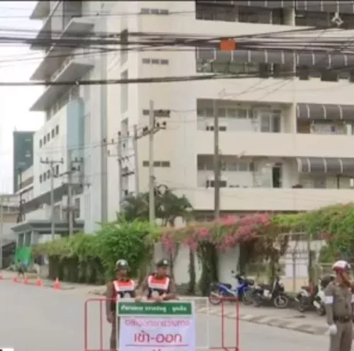 Acesso ao hospital que está recebendo os meninos resgatados. Crédito: CBS News / Reprodução de vídeo