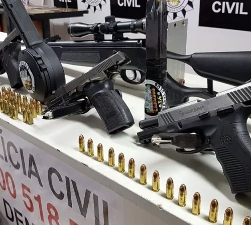 O alvo foi uma residência no bairro Cascata, que era utilizada como esconderijo para armas, munições, drogas, dinheiro e contabilidade do tráfico. Foto: Divulgação/Polícia Civil