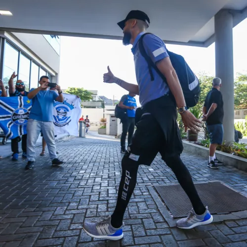 Delegação do Grêmio chega na Barra da Tijuca. Foto: Lucas Uebel/Divulgação