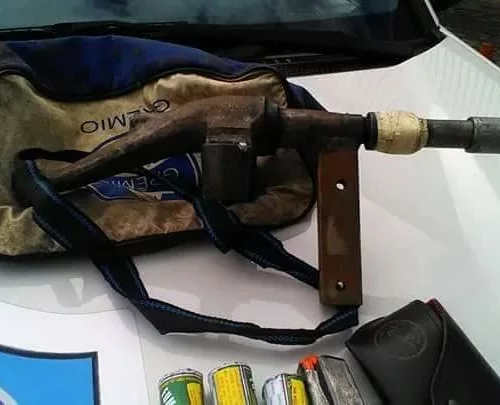  Foram encontradas duas armas artesanais, uma na cintura do homem e outra dentro de uma bolsa. Foto: Guarda Municipal de Canoas/Prefeitura de Canoas/Divulgação