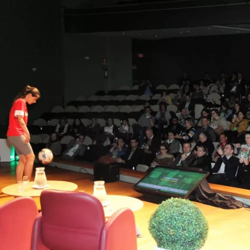 Lara Schuller, de 23 anos, deu um show de equilíbrio e controle da bola. Foto: Divulgação