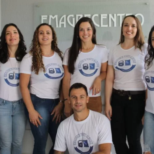 Daniele Corleto e Felipe Bussolin, sócios das unidades Emagrecentro Porto Alegre e equipe. Foto: Divulgação