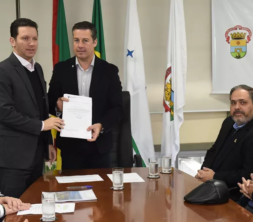 Prefeito Nelson Marchezan Jr. entrega Lei de Diretrizes Orçamentárias (LDO) ao presidente da CMPA, Valter Nagelstein. Foto: Tonico Alvares/CMPA