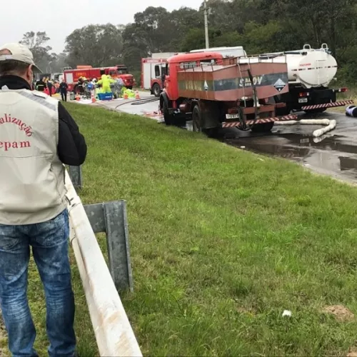 Na simulação, o acidente deixou vítimas e causou o vazamento dos produtos. Foto: Divulgação/Fepam