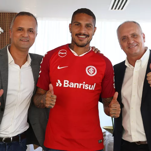 Vice-presidente de futebol Roberto Melo, atacante Paolo Guerrero e presidente Marcelo Medeiros. Crédito: Divulgação / Internacional