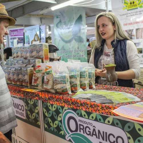 Banca de produtos orgânicos da Coopan disponibilizará vários tipos de arroz. Foto: Divulgação/MST