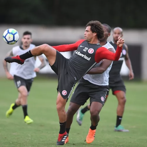 Na sede do Vitória, o técnico colorado comandou o último treinamento visando ao duelo. Foto: Ricardo Duarte/Divulgação