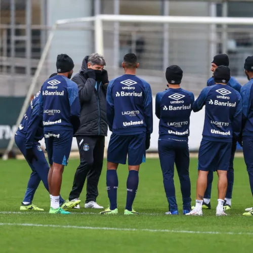 Renato conversa com os jogadores que não atuaram contra o   Estudiantes. Foto: Lucas Uebel/Divulgação