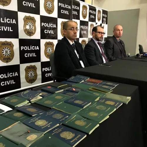 Investigação identificou que eles agiam juntos, enganando as pessoas que os procuravam para contratar o serviço de despachante. Foto: Polícia Civil/Divulgação 