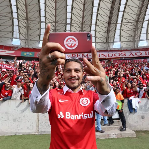 Guerrero faz uma selfie com a torcida colorada ao fundo. Foto: Ricardo Duarte/Divulgação