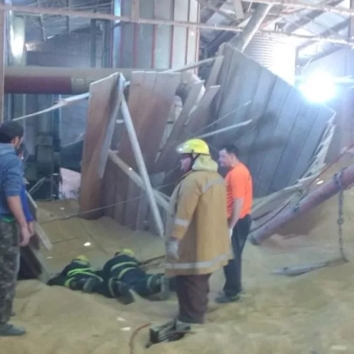 Homens trabalhavam em um galpão quando uma caixa que acondicionava os grãos quebrou. Foto: Argélio Strassburger/Corpo de Bombeiros Voluntários de Candelária