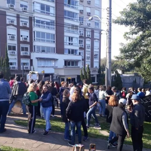 Protesto em frente ao prédio onde mora Marchezan começou às 7h45min. Foto: Guilherme Almeida