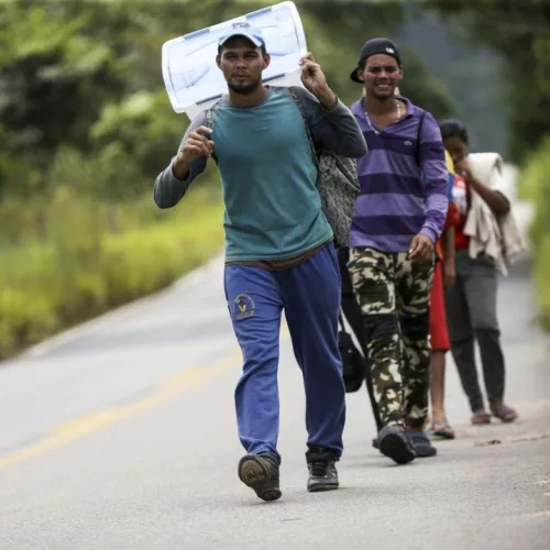 Grupo de imigrantes venezuelanos percorre a pé o trecho de 215 km entre as cidades de Pacaraima e Boa Vista. Foto: Marcelo Camargo/Agência Brasil