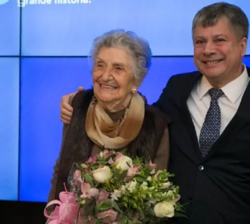 Dona Elvira Sobral, de 99 anos, tem conta no Banrisul desde 1958. Foto: Karine Viana/Palácio Piratini