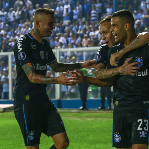 Com gols de Alisson e Everton, o Grêmio superou o time argentino por 2 a 0. Foto: Lucas Uebel/Divulgação 