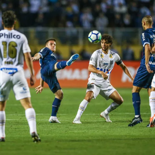 Grêmio teve dificuldades para passar pela marcação do Santos. Foto: Lucas Uebel/Divulgação