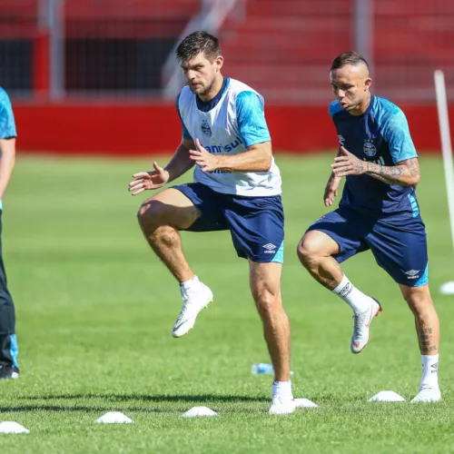  Jogadores do Grêmio realizam treinamento no Estadio San Martin. Foto: Lucas Uebel/Divulgação 