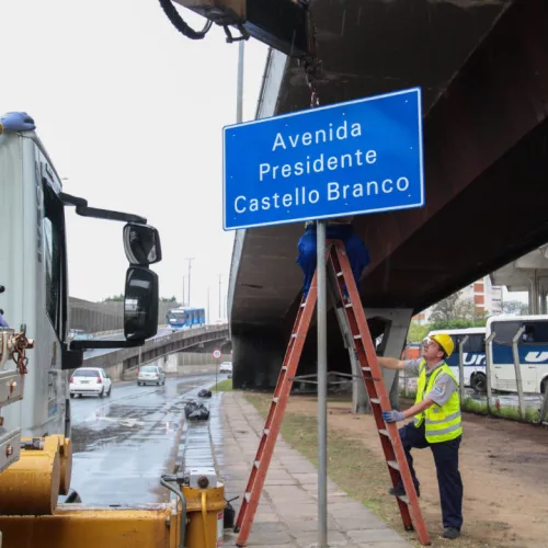 Porto Alegre, RS - 25.09.2018 - Troca das duas placas com o nome da avenida da Legalidade e Democracia para Presidente Castello Branco. Crédito: Maria Ana krack/PMPA