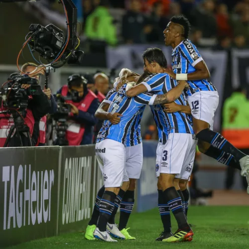 Jogadores do Grêmio comemoram o gol marcado por Michel. Foto: Lucas Uebel/Divulgação 