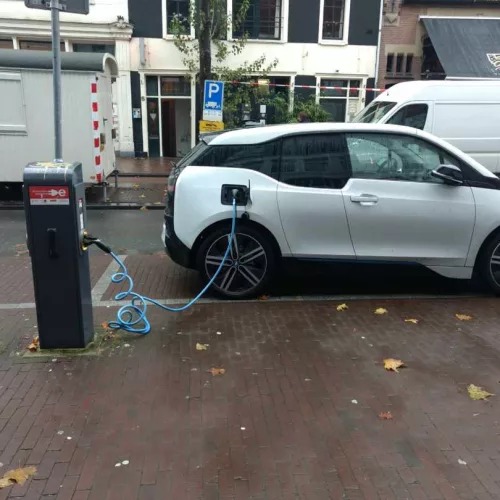 Carro elétrico estacionado para "carregar" em Amsterdam, na Holanda. Foto: Sem Roteiro 