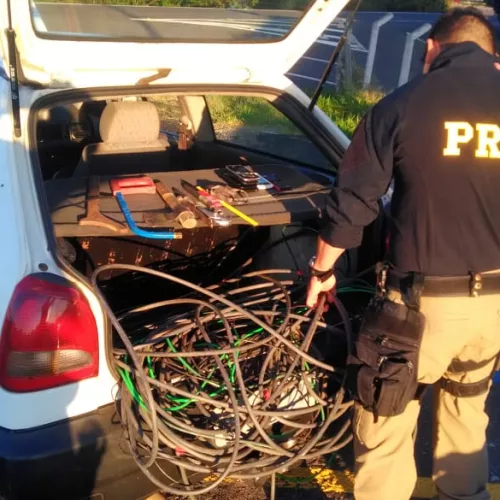 PRF prende três homens que furtavam cabos de energia na BR-448, em Canoas