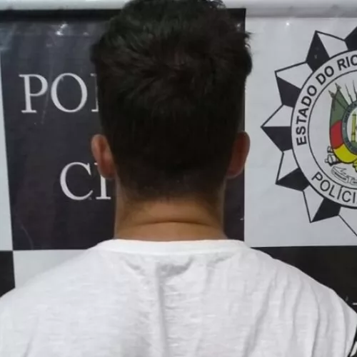 O preso possui antecedentes policiais por tráfico de drogas e furto qualificado. Foto: Divulgação/Polícia Civil