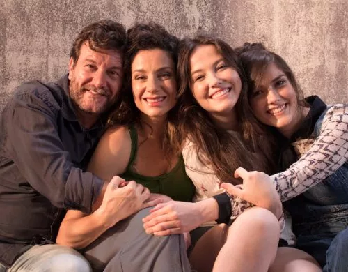 O Pai (Roberto Birindelli), a Mãe (Fernanda Carvalho Leite), Nina (Duda Meneghetti) e sua irmã mais velha, Lu (Martha Brito. (Foto: Divulgação)