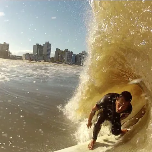 Campeonato se baseia em surfistas captarem imagens surfando tubos, e as enviar para a organização. Foto: Pedro Manga/Divulgação