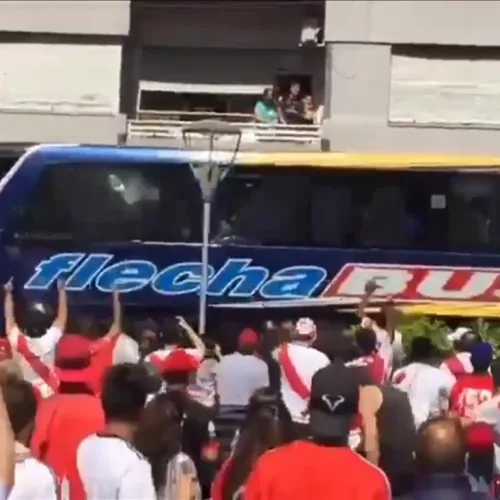 Momento em que o ônibus do Boca Juniors é atacado. Crédito: Todo Notícias