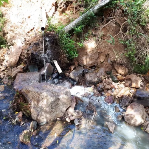 Uma das empresas realizava lançamento de efluentes de curtume diretamente em curso hídrico em Flores da Cunha. Divulgação/Sema