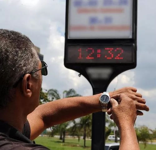 Os brasileiros das regiões Centro-Oeste, Sudeste e Sul, que abrangem dez estados e o Distrito Federal, devem adiantar o relógio em uma hora. (Foto: Arquivo/Agência Brasil)