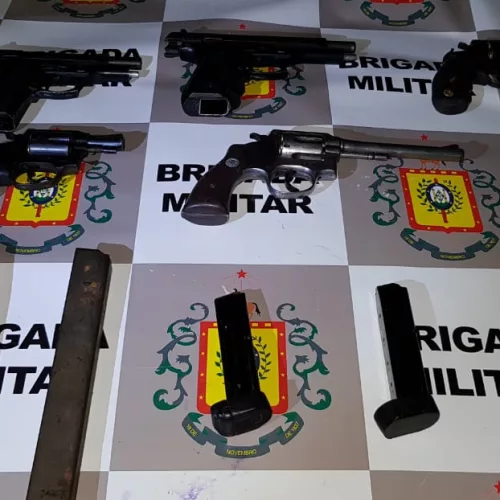 Armas apreendidas com os assaltantes. Crédito: BM / Divulgação