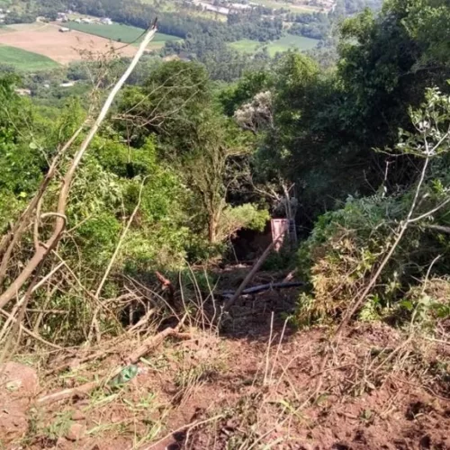 O local é de difícil acesso, a 50 metros de altura da rodovia. Foto: Divulgação/Bombeiros Voluntários de Picada Café
