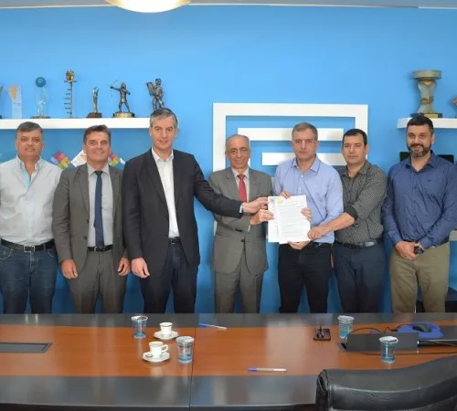 Documento foi assinado pelo diretor-presidente da Corsan, Jorge Melo, e o prefeito Jacques Barbosa. Foto: Divulgação/Corsan