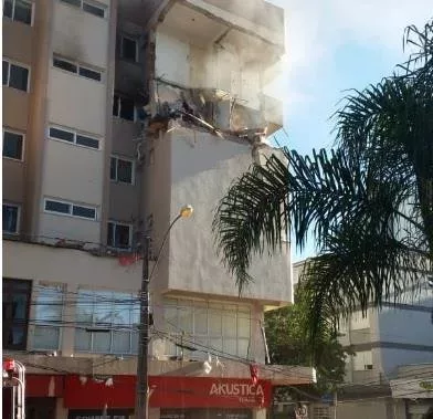 O prédio, que tem 16 apartamentos, foi evacuado e isolado pelo Corpo de Bombeiros. Foto: Marcelo Pola /Divulgação
