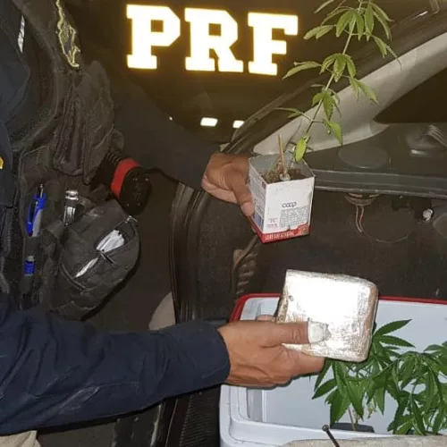 Policial mostra material apreendido. Foto: Divulgação/PRF