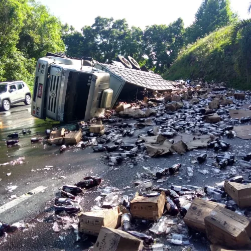 Acidente com o caminhão aconteceu na Curva do Belvedere, em Veranópolis, na BR-470 (FOTO: PRF)