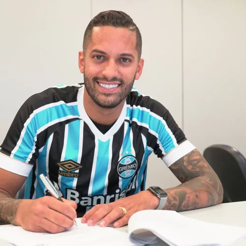 O jogador assinou hoje o contrato. Foto:  Luciano Amoretti/Divulgação