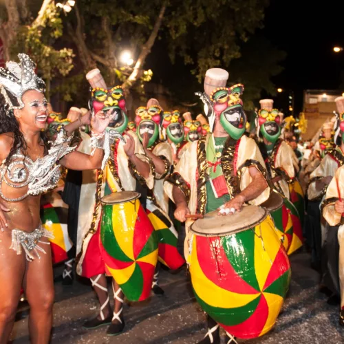 Estilo musical africano dita o ritmo da festa popular mais longa do mundo. Foto: Leonardo Correa/Ministério do Turismo do Uruguai